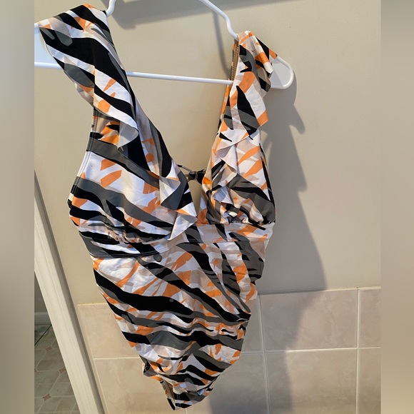 A Pea In The Pod Maternity Swimsuit - Picture 1 of 5